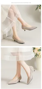 Detailansicht eleganter spitzer Strick-Kitten-Heels getragen mit einem weißen Netzrock