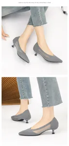 Detailansicht grauer Mesh-Strick-Pumps mit spitzer Zehenpartie und Pfennigabsatz