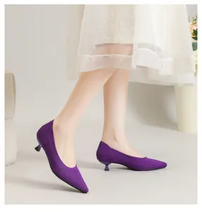 Elegante lilafarbene Flyknit-Pumps mit Pfennigabsatz, getragen von einem Modell