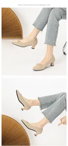 Dettaglio di décolleté in maglia beige con punta quadrata, fiocco e tacco grosso comodo