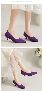 Nahaufnahme von eleganten lilafarbenen Strick-Kitten-Heels mit einer spitzen Kappe.