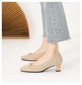 Vista laterale di eleganti décolleté in maglia beige con fiocco e tacco largo e comodo.