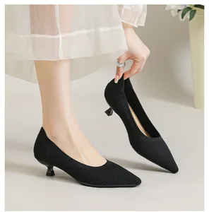 Elegante schwarze spitze Strick-Kitten-Heels mit atmungsaktivem Mesh-Gewebe-Detail