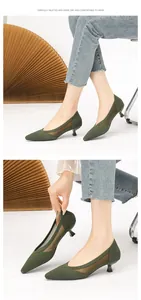 Detailansicht der grünen, spitz zulaufenden Mesh-Pumps mit eleganten Kitten-Heels.