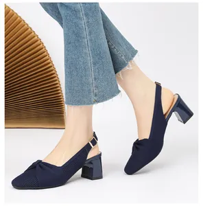 Λεπτομερής άποψη από πλεκτά πέδιλα slingback σε μπλε χρώμα με κομψό σχέδιο φιόγκου