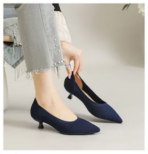 Seitenansicht der marineblauen, spitzen Fly-Knit Kitten-Heels mit atmungsaktiver Textur