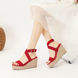 Sandalias de cuña rojas tipo alpargata con plataforma de esparto y tira al tobillo