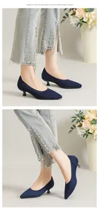 Detaillierte Ansicht der dunkelblauen Strick-Kitten-Heels mit spitzer Zehenpartie.