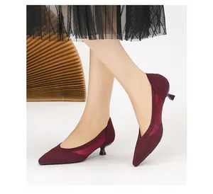 Detailansicht burgunderroter Strick-Pumps mit eleganter und moderner Lochmuster-Textur