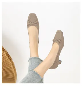 Vista dettagliata di scarpe in maglia beige a punta quadrata con fiocco e tacco a blocco