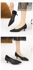 Nahaufnahme von schwarzen Strick-Pumps mit spitzer Zehenpartie und elegantem Pfennigabsatz.