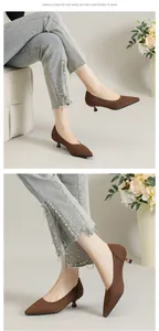 Braune spitze Fly-Knit-Kitten-Heels mit stilvollen Perlen-Fransen-Jeans getragen