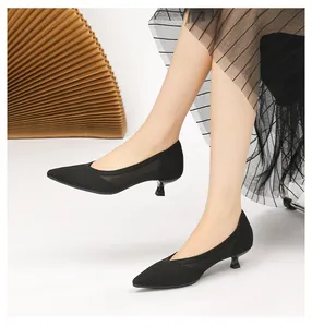 Nahaufnahme von eleganten schwarzen Strick-Pumps mit spitzer Zehenpartie und Pfennigabsatz
