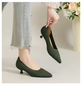 Detailansicht dunkelgrüner spitzer Pfennigabsatzschuhe mit Rippstrick-Design