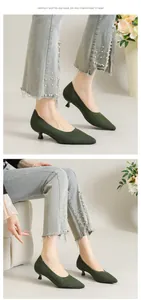 Detailansicht eleganter grüner spitzer Kitten-Heels aus Flyknit an einem Modell.