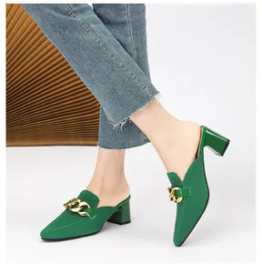 Modische grüne Maultier-Sandalen mit Goldkette und bequemem Blockabsatz für Damen.