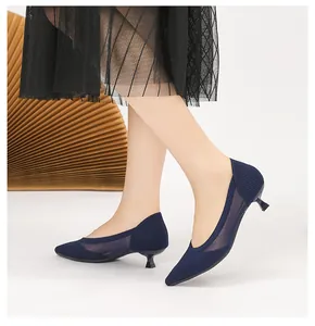 Detailansicht der spitzen marineblauen Kitten-Heels mit gestricktem Mesh-Design.