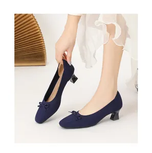 Dettaglio delle scarpe in maglia blu scuro con fiocco e tacco largo molto comode