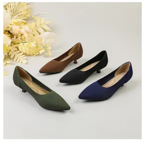 Detailansicht eleganter Strick-Kitten-Heels in vier Farben mit atmungsaktiver Rippstruktur