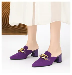 Elegante lila spitze Mules mit Blockabsatz und dekorativer goldener Ketten-Schnalle.