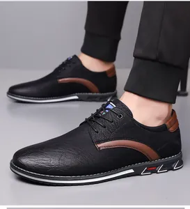 Vue détaillée de chaussures décontractées pour hommes en cuir noir avec accents bruns