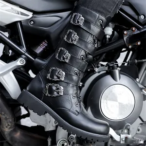 Vue macro de bottes hautes pour hommes noires avec boucles de crâne métalliques