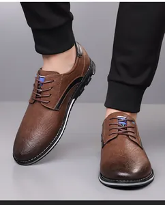 Détail de face des chaussures décontractées en cuir marron avec un design à lacets