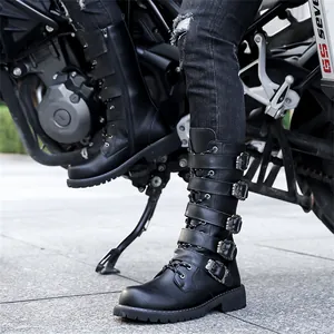 Vue détaillée des bottes de motard punk gothique pour hommes avec boucles de crâne