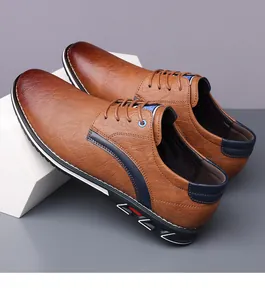 Vue détaillée des chaussures décontractées en cuir marron pour hommes à lacets