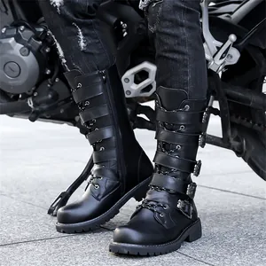Vue détaillée des bottes de cavalier noires pour hommes avec plusieurs boucles réglables