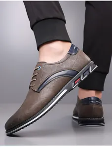Détail de chaussure décontractée en cuir marron pour homme avec lacets et touches bleues