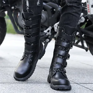 Détail de bottes de moto gothiques noires pour hommes avec brides à boucle et lacets