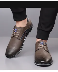 Gros plan sur les élégantes chaussures décontractées en cuir marron pour hommes à lacets