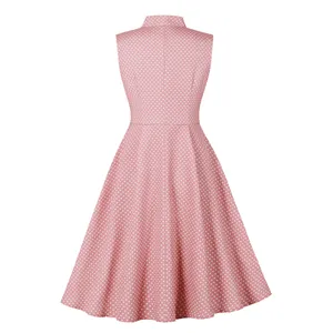 Vue arrière d'une robe vintage rose sans manches avec des motifs à pois blancs.