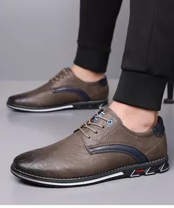 Vue détaillée de chaussures décontractées en cuir marron pour hommes avec lacets élégants
