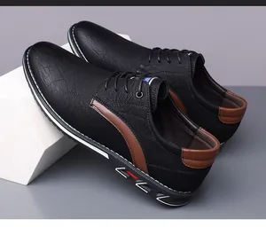 Détail latéral de chaussures décontractées en cuir noir pour hommes avec touches de marron.