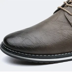 Vue macro d'une chaussure en cuir pour homme montrant la texture et le dégradé du bout.