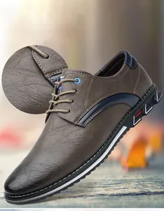 Gros plan de chaussures en cuir marron montrant la texture du grain et les lacets
