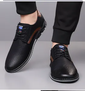 Détail montrant la texture de ces chaussures décontractées en cuir noir pour homme