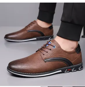 Vue de côté de chaussures décontractées en cuir marron pour hommes avec lacets