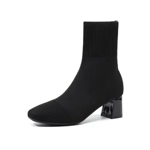 Elegante schwarze Strick-Sockenstiefel mit Blockabsatz und modernem quadratischem Design