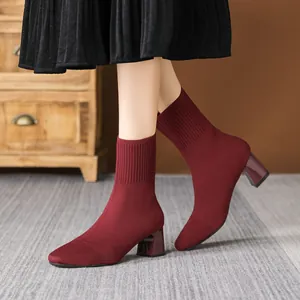 Elegante burgunderrote Strick-Sockenstiefel mit quadratischer Zehenpartie und Blockabsatz