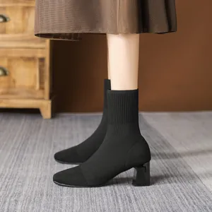 Elegante schwarze Strick-Sockenstiefel mit stabilem Blockabsatz und modischer eckiger Zehenpartie