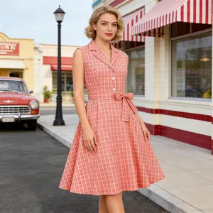 Vista detallada de un vestido vintage sin mangas de cuadros rosas al estilo de los 50
