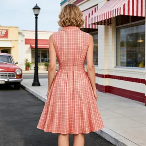 Vista trasera de un vestido vintage de cuadros rosas en una escena de calle retro