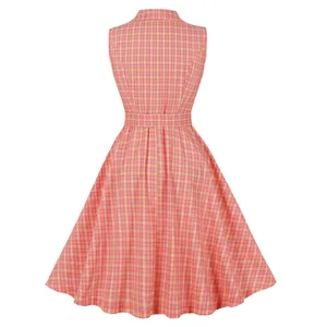Vista trasera de un vestido vintage de los años 50 a cuadros rosas con falda evasé