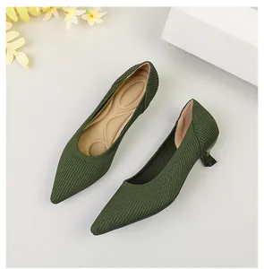Detailansicht der dunkelgrünen Strick-Pumps mit eleganter spitzer Kappe und Absatz
