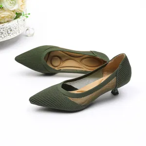Elegante dunkelgrüne spitz zulaufende Strick-Kitten-Heels mit atmungsaktivem Mesh-Design.