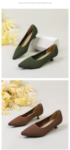 Detailansicht eleganter spitzer Strick-Kittenschuh-Absätze in Dunkelgrün und klassischem Braun.
