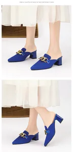 Blaue Strick-Mules mit goldener Kettenschnalle und bequemem Blockabsatz-Detail.